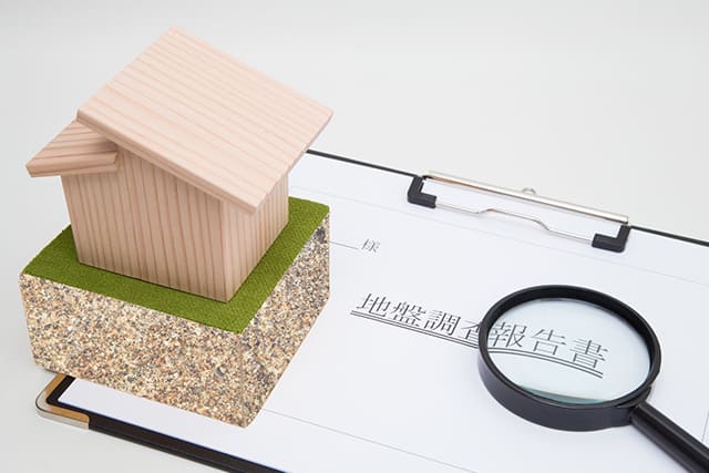 地盤調査報告書と家の模型