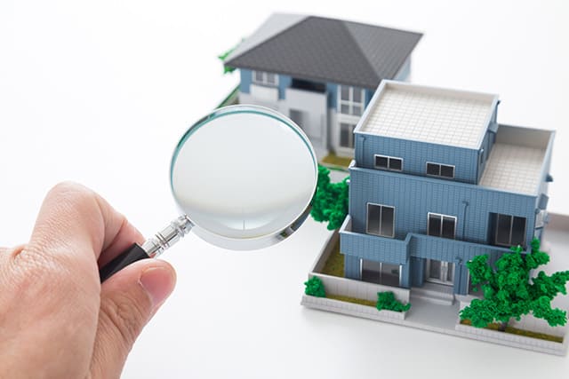 家の模型と虫眼鏡