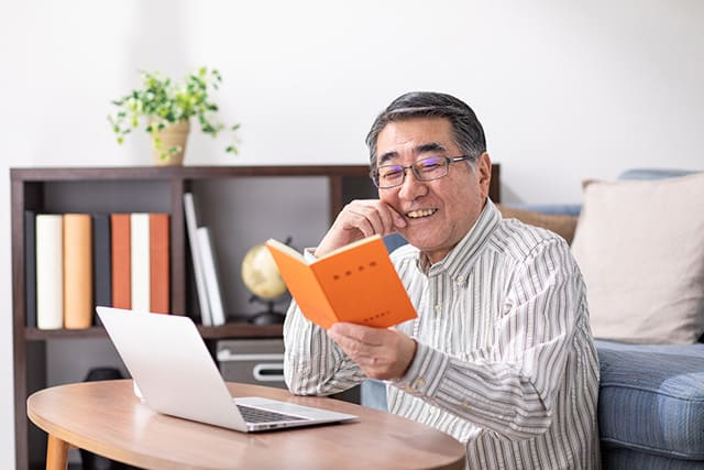 年金手帳を見る男性