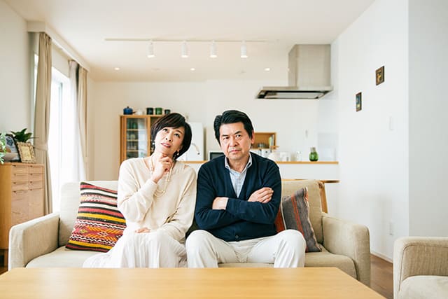 悩む老夫婦