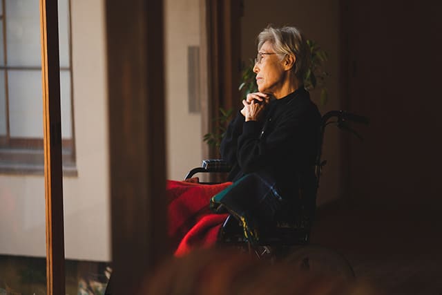 外を眺める女性