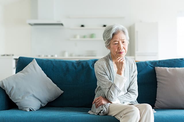 悩む高齢者