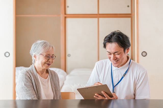 訪問介護スタッフとカウンセリングを受ける女性