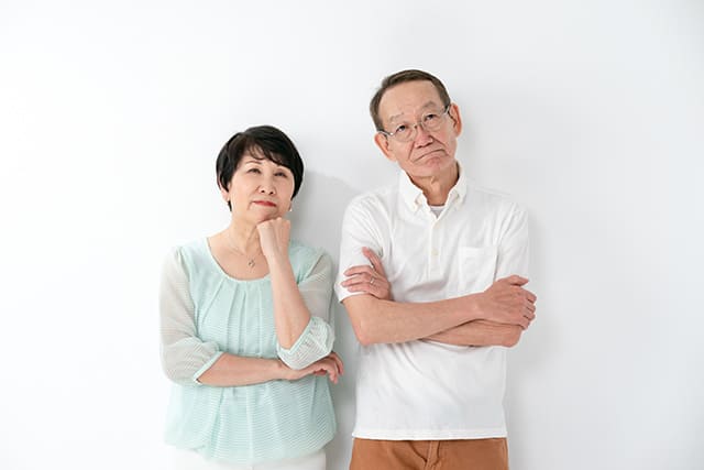 考える高齢者夫婦