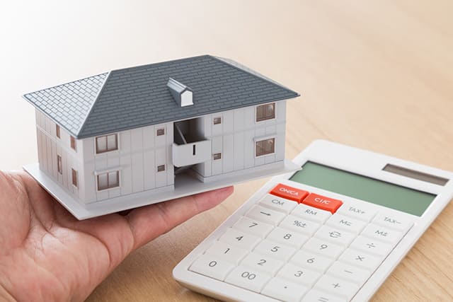 アパートの模型と電卓