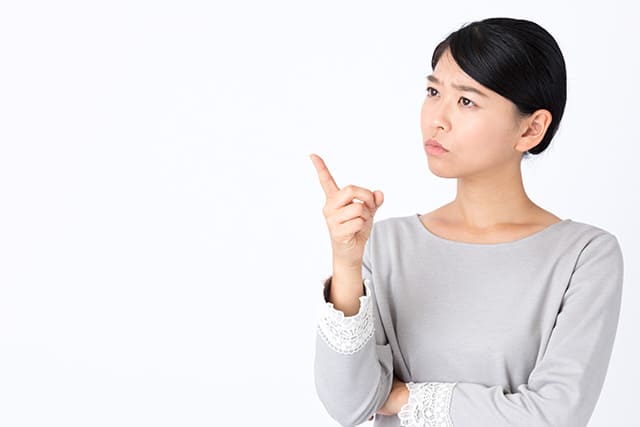 指さしている女性