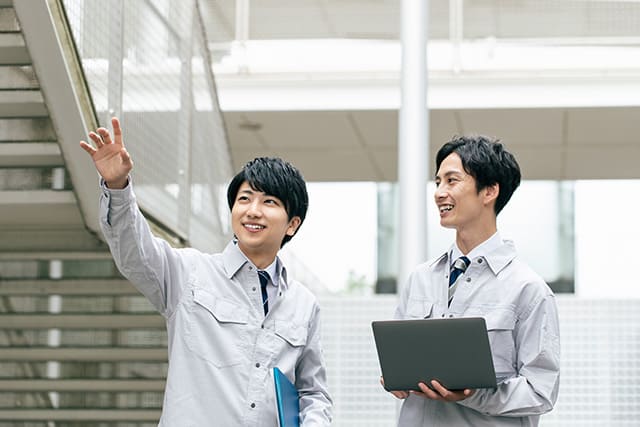 建築検査を行っている男性2人