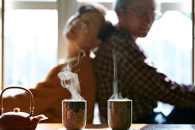 背中合わせで座る老夫婦