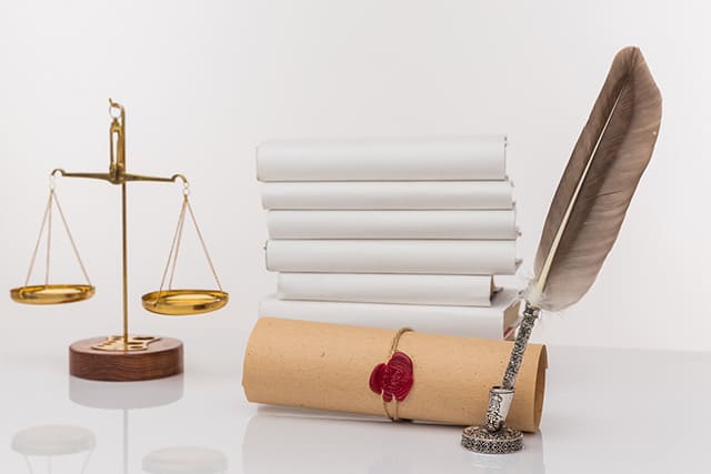 天秤と羽ペンと書類