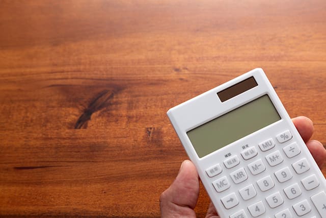 電卓を持つ手