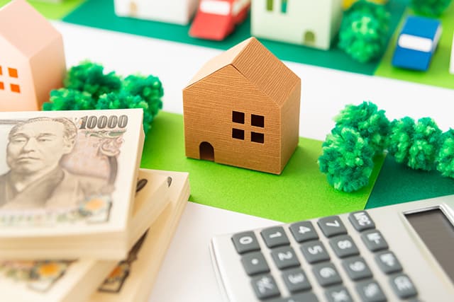 家の模型とお金と電卓