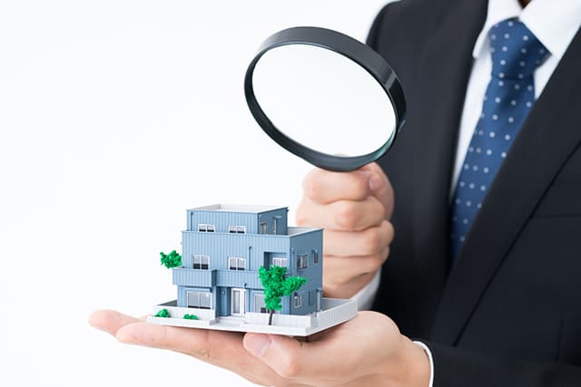 虫眼鏡と建物の模型