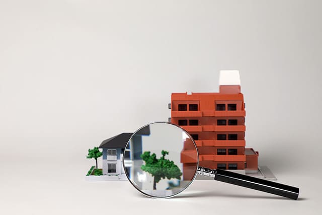 家の模型と虫眼鏡