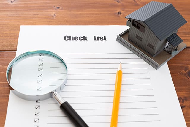 資産のチェックリストと家の模型