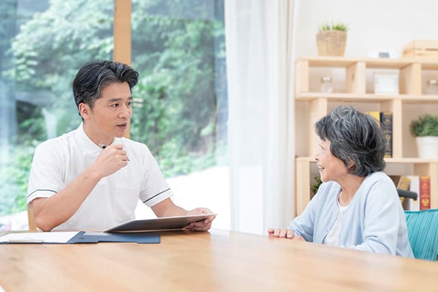 ケアマネジャーとシニアの女性