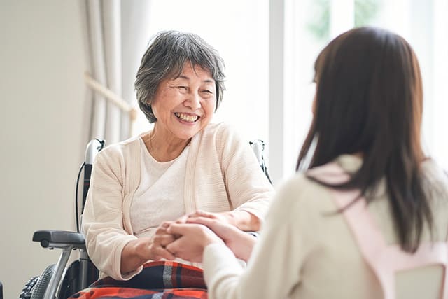 介護士とシニアの女性