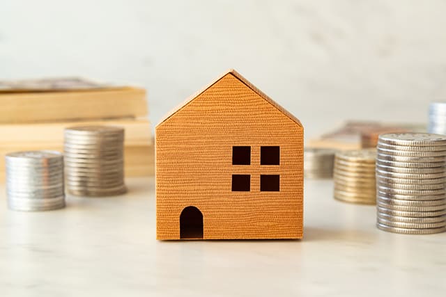 家の模型とコイン
