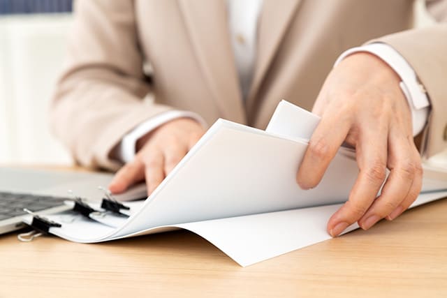 書類を準備する女性