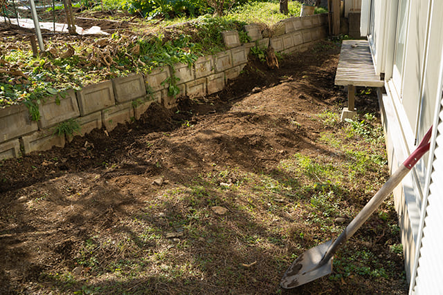 庭の除草とスコップ
