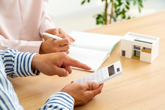 家計簿を計算する夫婦