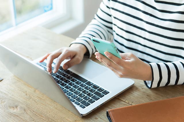 パソコンとスマートフォンを使っている人