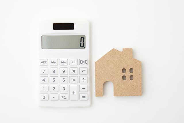 電卓と家の模型