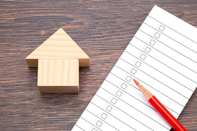 家の木製雑貨とメモ帳と赤鉛筆