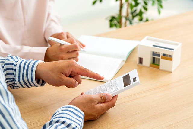 電卓とノートとペン