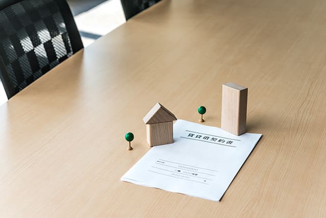 賃貸借契約書と家の木製雑貨