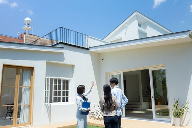内見をする不動産会社の担当者と夫婦
