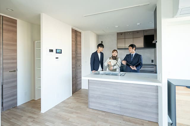 内見する不動産会社担当者と子ども連れの夫婦