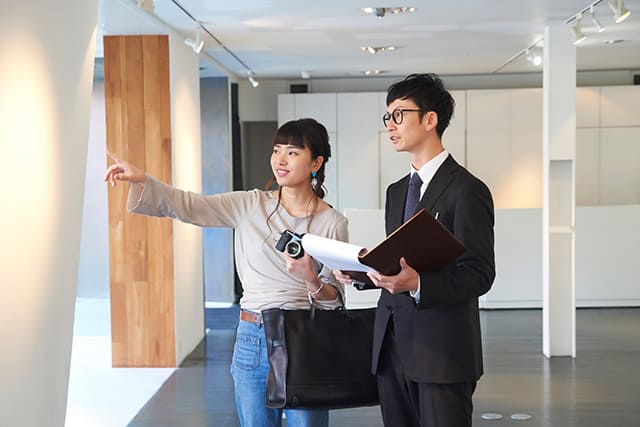 内見をする不動産会社担当者と女性