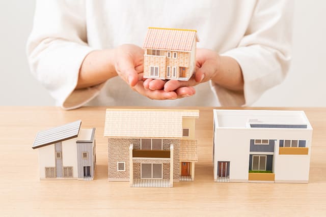 家の雑貨とそれを持つ女性