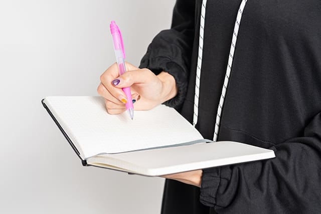 メモを取る女性