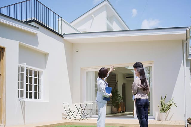 内見する不動産会社担当者と女性