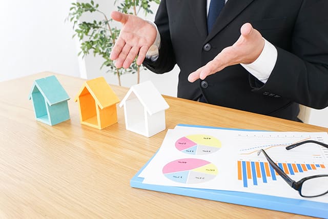 家の模型と資料と人の手