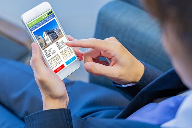 人がスマホを触っている様子