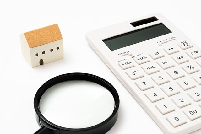 家の模型 電卓 虫眼鏡