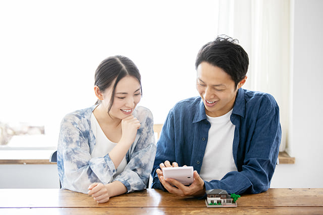 税金を計算する夫婦