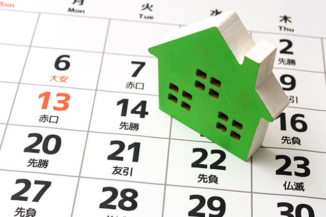 家の模型とカレンダー