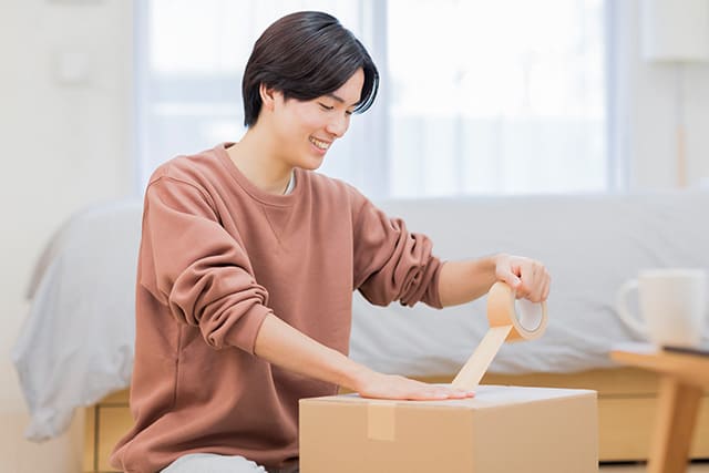 梱包を行う男性