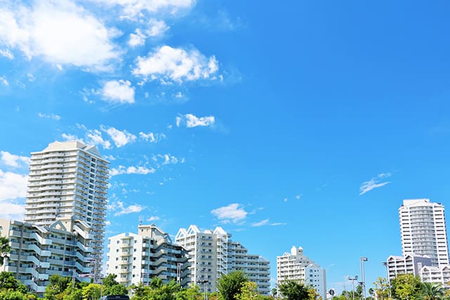 青空とマンション