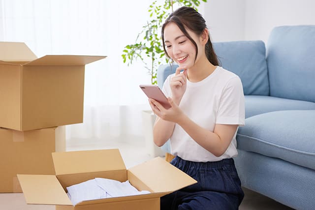 引越しの準備をしている女性