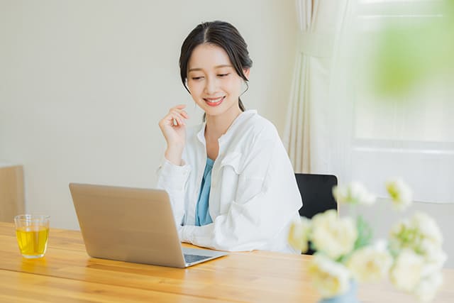 パソコンで調べる女性