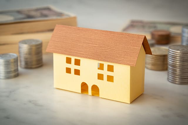 物件の模型と小銭