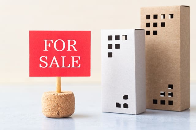 売却の看板と建物