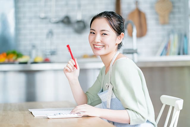 家計簿を付けている女性