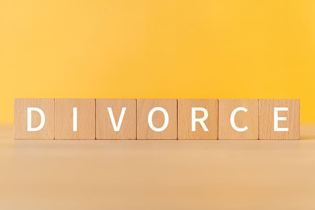 DIVORCEと書かれた積み木