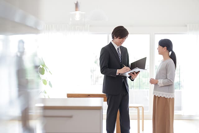 部屋で資料を見るビジネスマンと女性