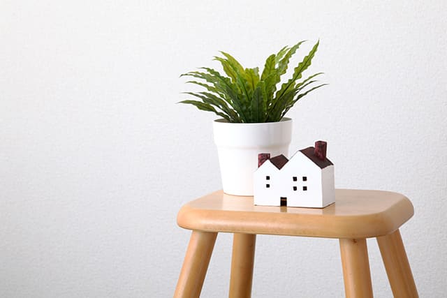 椅子の上の家の模型と植木鉢